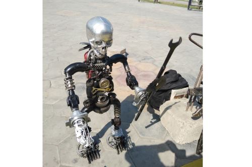Con fierros y rodajes, el artista piurano Juan Carlos Girón Carrillo creó un Terminator y se alista a confeccionar un Depredador y un Alien.