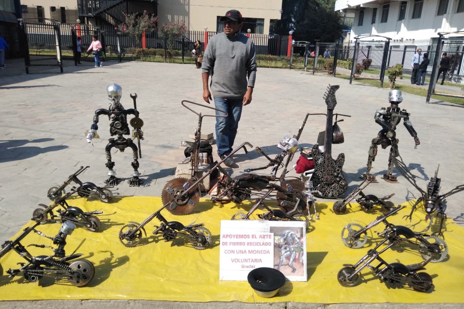 El artista autodidacta Juan Carlos Girón Carrillo convierte los fierros y rodajes en piezas de arte como autos, motos y animales. Foto: ANDINA/Silvia Depaz