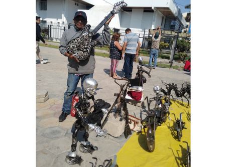 El artista piurano Juan Carlos Girón Carrillo exhibió su arte de transformar fierro y rodajes en piezas de colección en la explanada del Banco de la Nación de la ciudad de Chiclayo.