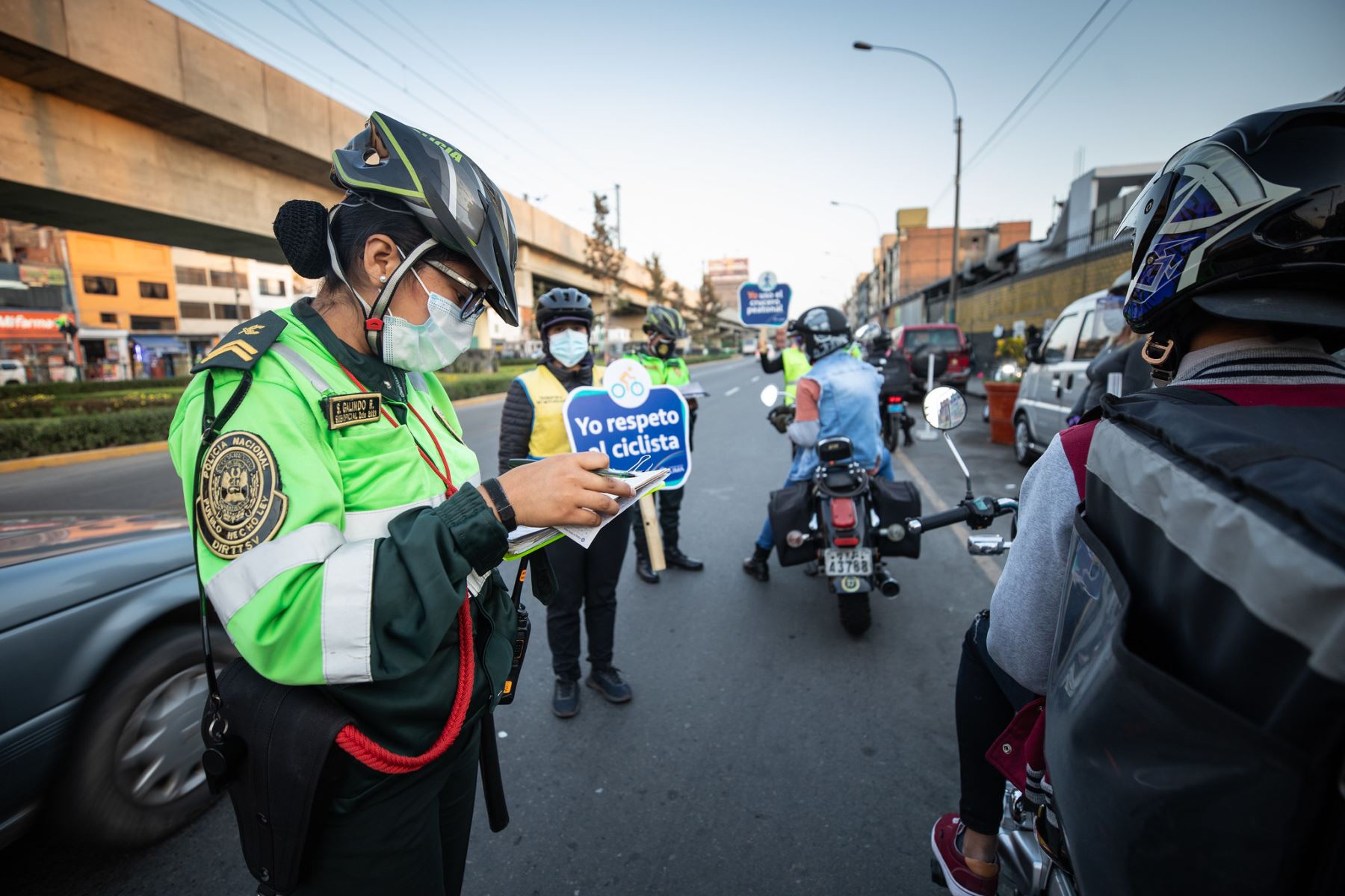 En operativo realizado por la Municipalidad de Lima y la Policía de Tránsito, conductores de vehículos menores fueron sancionados con multas de S/352.