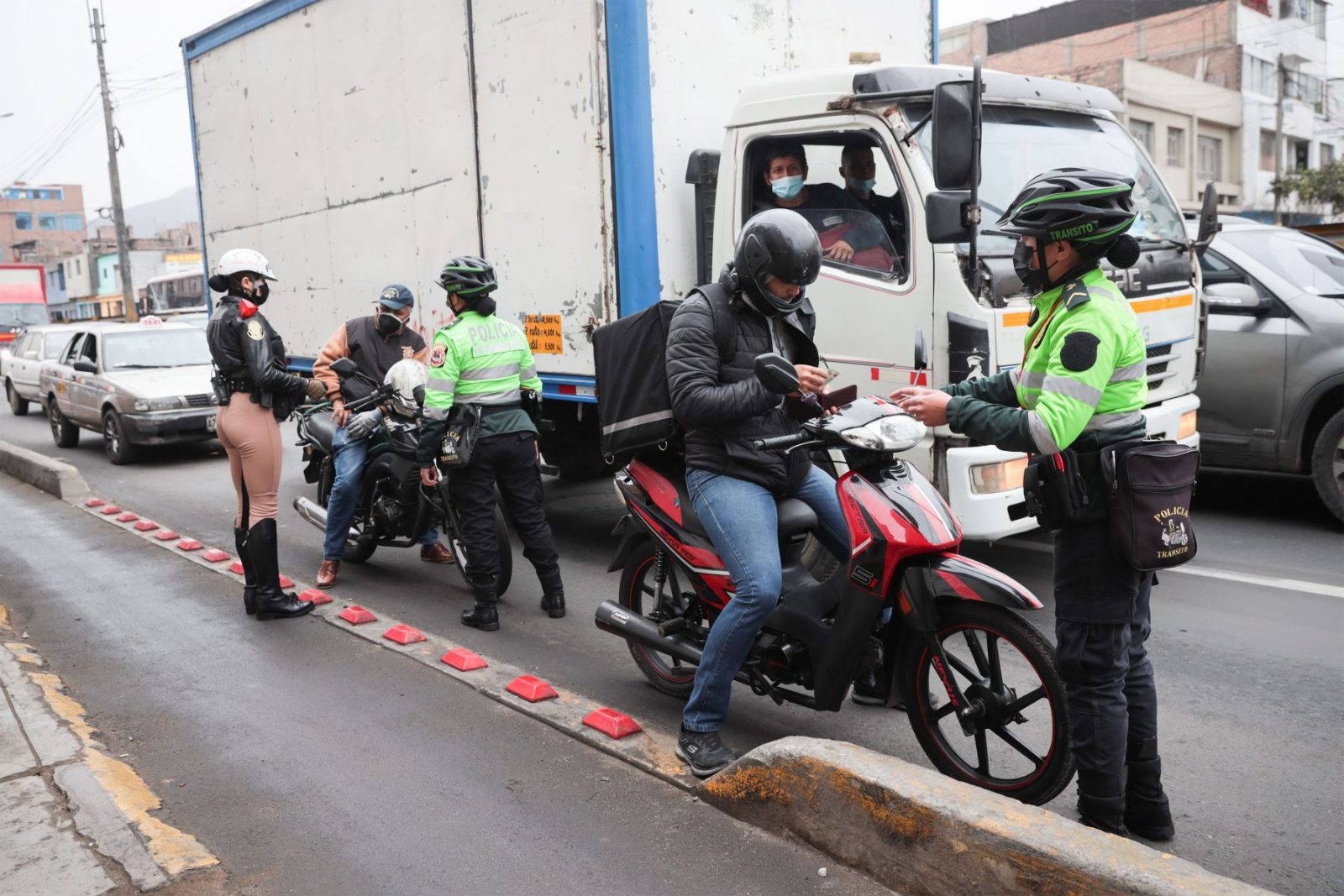 La Policía multó a más de 40 motociclistas por invadir ciclovía - El Chino