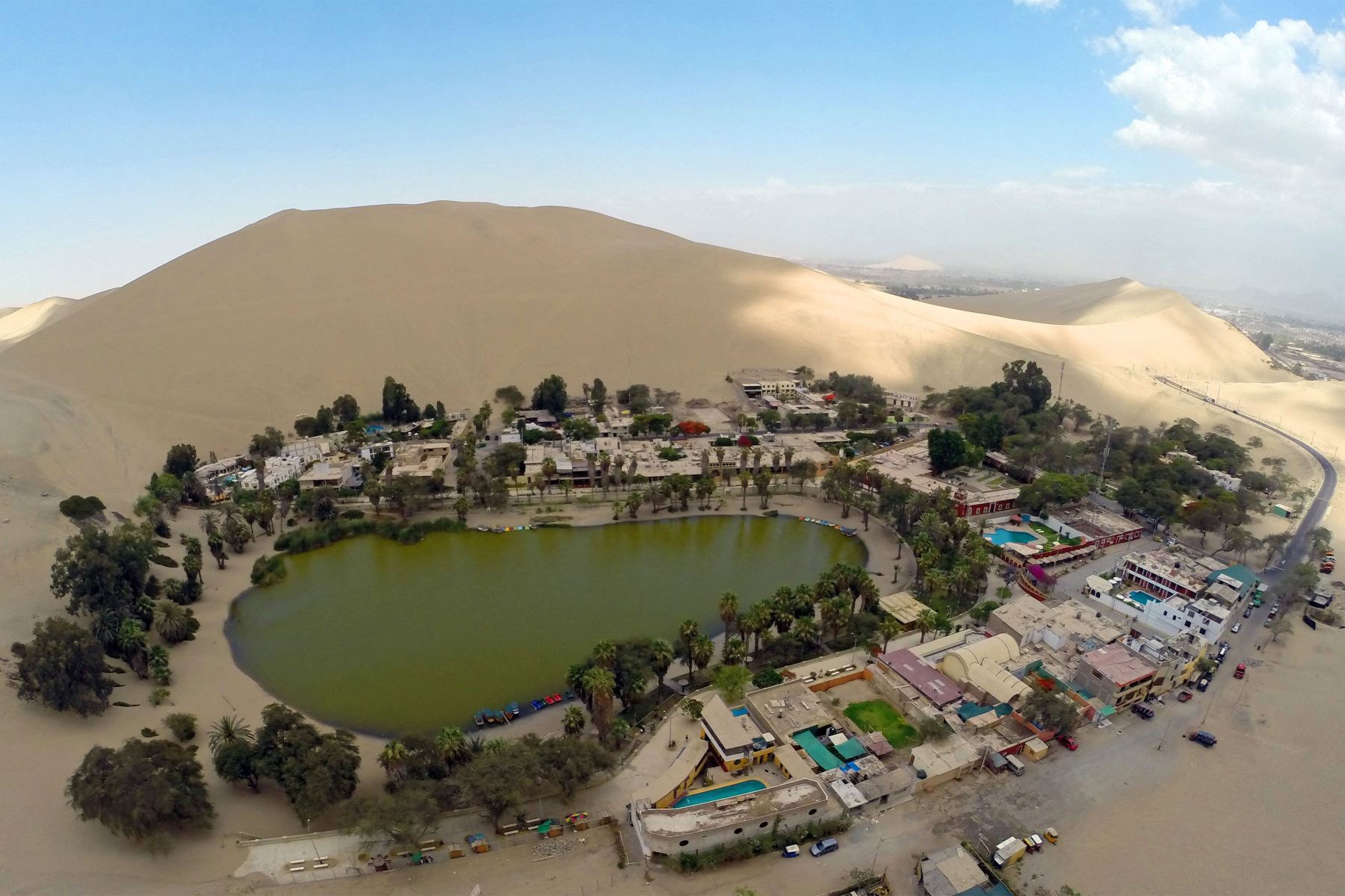 El próximo 8 de octubre comenzará el feriado largo y es una buena ocasión para viajar a las provincias y contribuir a la reactivación turística y económica del país. Y un destino fascinante muy próximo a Lima es la fascinante región Ica, que alberga una serie de cautivantes atractivos, como el oasis de Huacachina, que garantizan una experiencia única e inolvidable. Foto: AFP