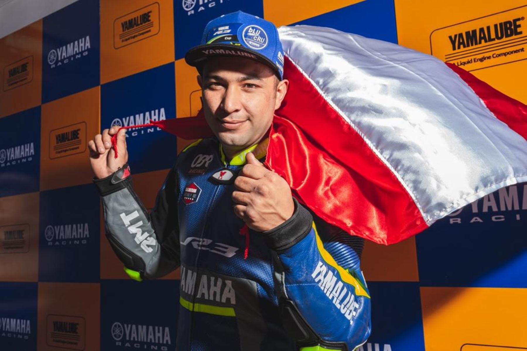 Gonzalo Zárate hace flamear la bandera en el podio