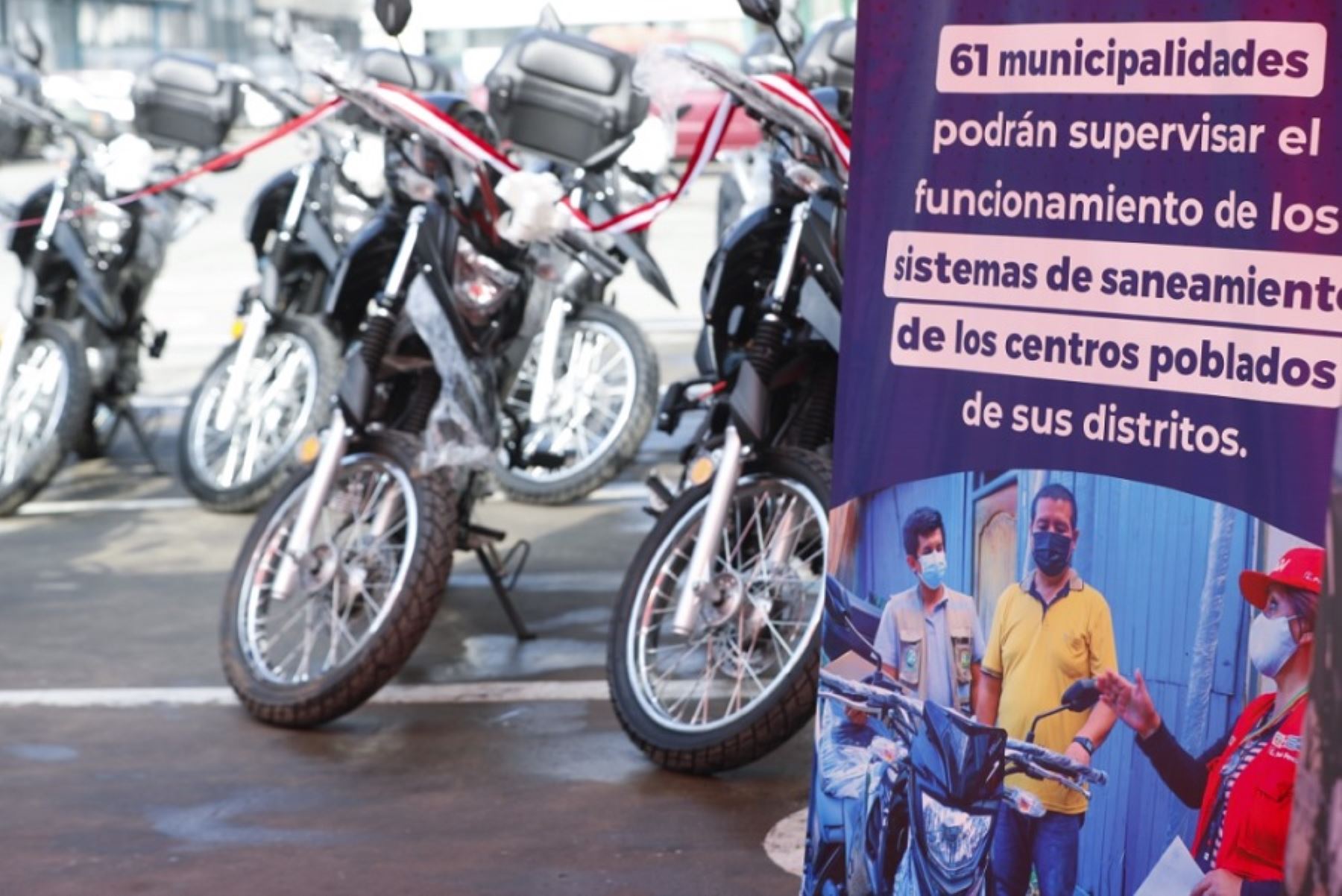 El Ministerio de Vivienda Construcción y Saneamiento entregó 14 motocicletas a municipios a fin de que puedan acceder a los centros poblados más alejados y supervisar el mantenimiento de las obras de saneamiento rural implementadas por dicho sector.