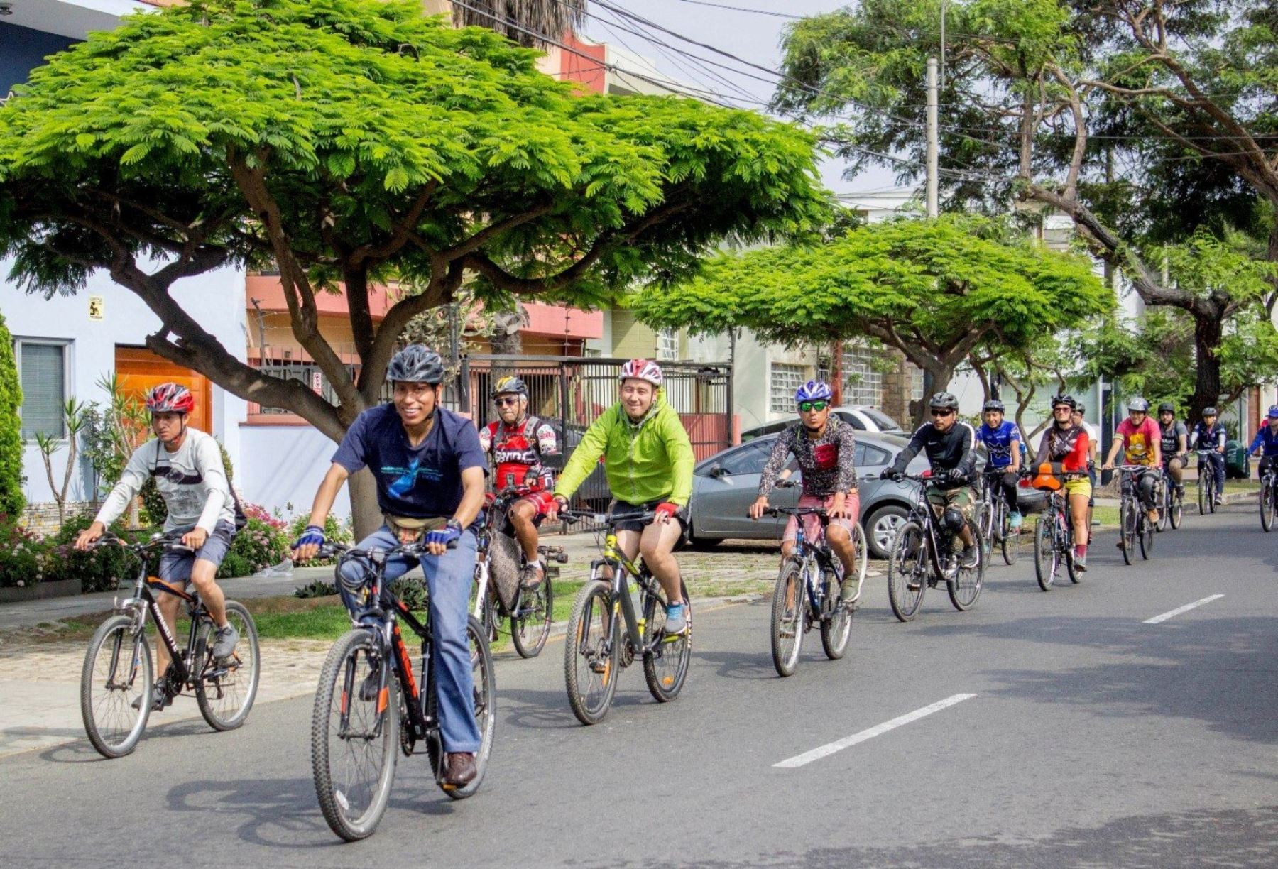 El MTC recuerda a los conductores que si quieren adelantar a un ciclista lo hagan por el carril izquierdo, usando correctamente los espejos retrovisores y anticipando adecuadamente sus maniobras. ANDINA/ MTC.