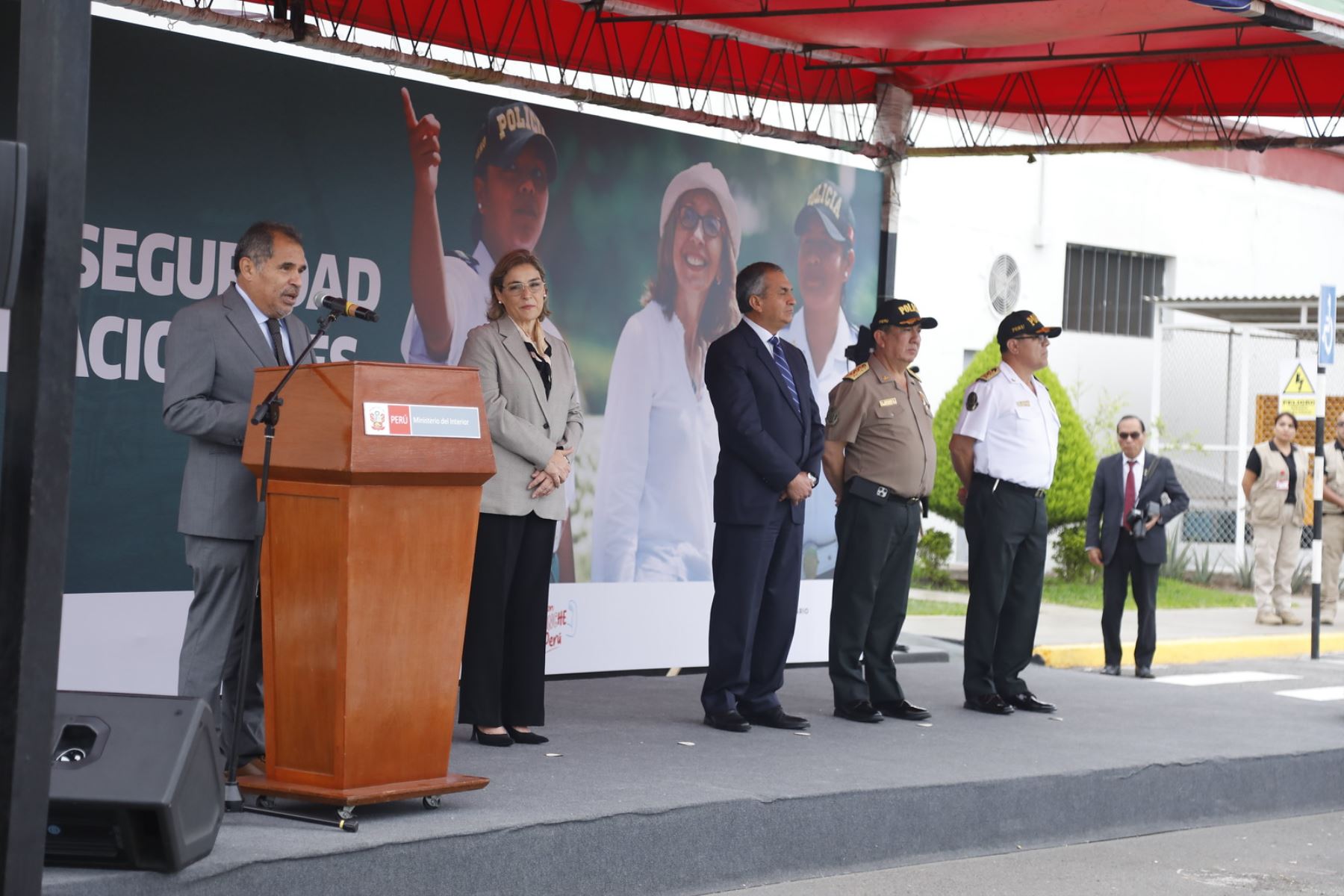 El ministro de Comercio Exterior y Turismo, Juan Carlos Mathews, entregó hoy a la Policía Nacional del Perú (PNP) un total de 41 motocicletas y 3 minibuses, para fortalecer la seguridad turística en diversas regiones del Perú. Foto: ANDINA/MINCETUR