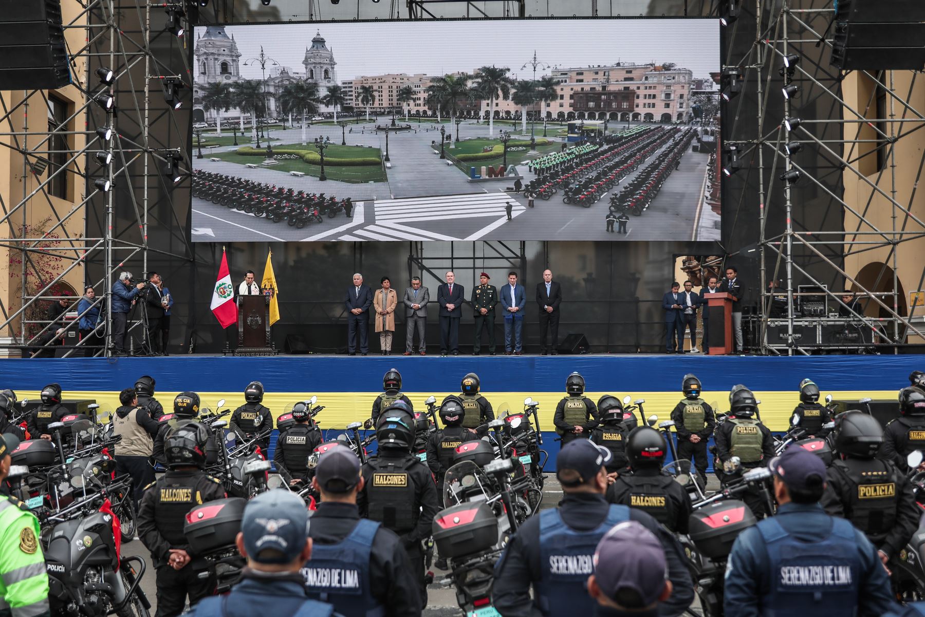 El alcalde Rafael López Aliaga entregó la segunda flota de motos que adquirió la Municipalidad de Lima para la Policía Nacional del Perú con motivo de combatir la delincuencia. 
Foto: ANDINA/Connie Calderon