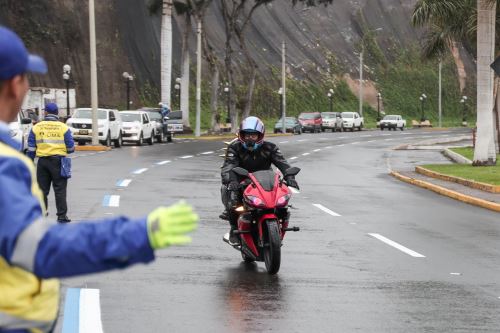 Motociclistas ya circulan nuevamente por la Costa Verde | News | ANDINA - Peru News Agency