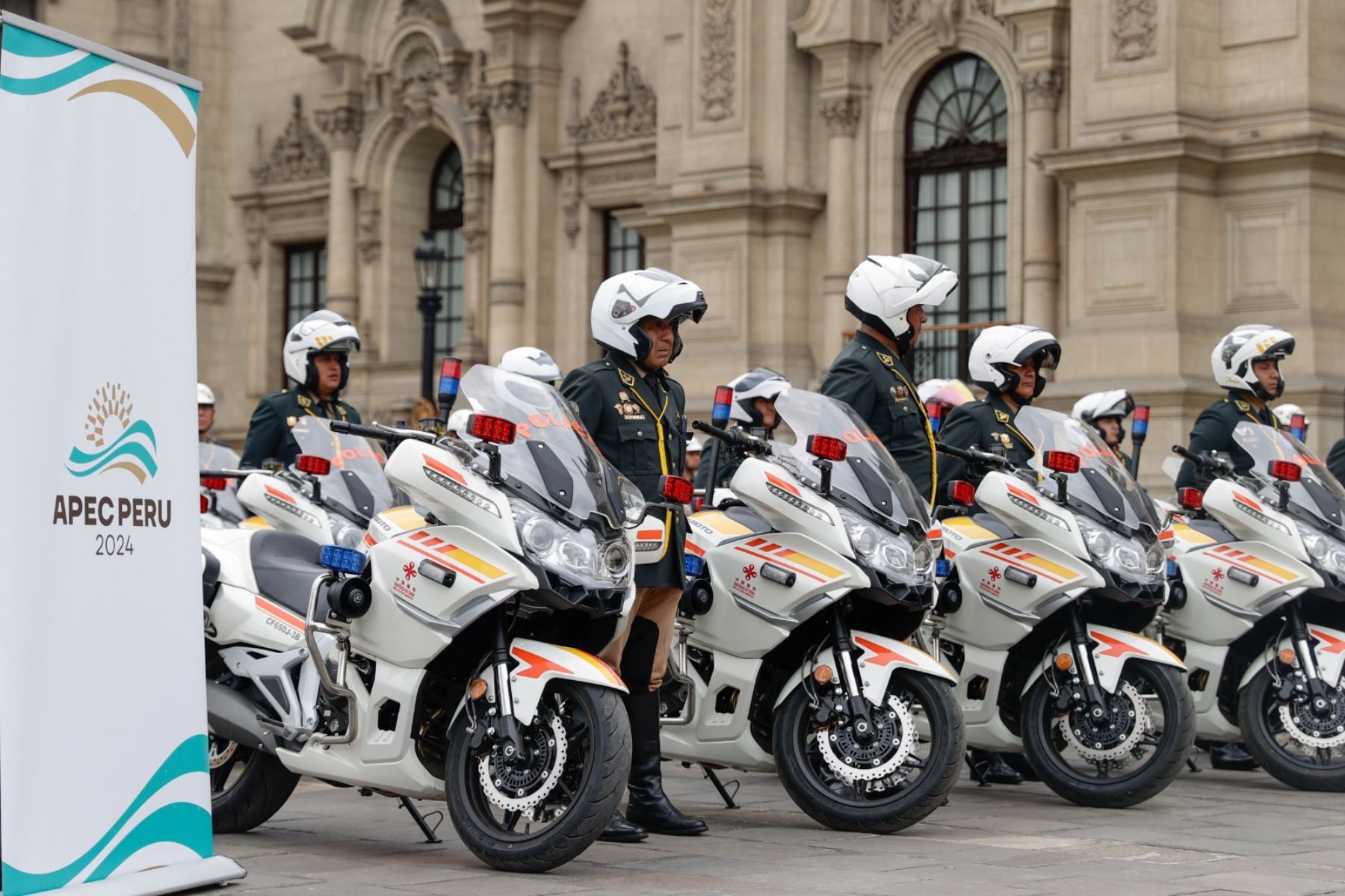Presidenta Dina Boluarte recibe vehículos y motos para seguridad en APEC Perú 2024| Galería Fotográfica | Agencia Peruana de Noticias Andina