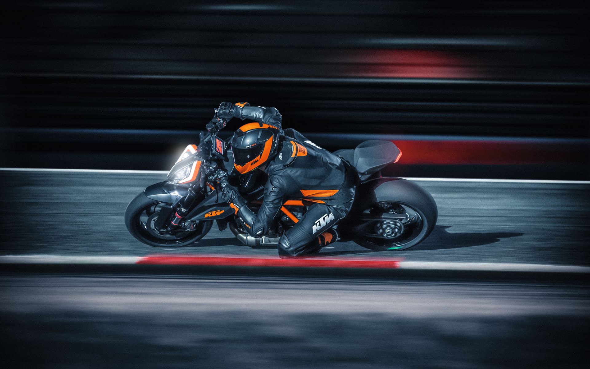 03-KTM-1290-SUPER-DUKE-R-MY20-Action-4