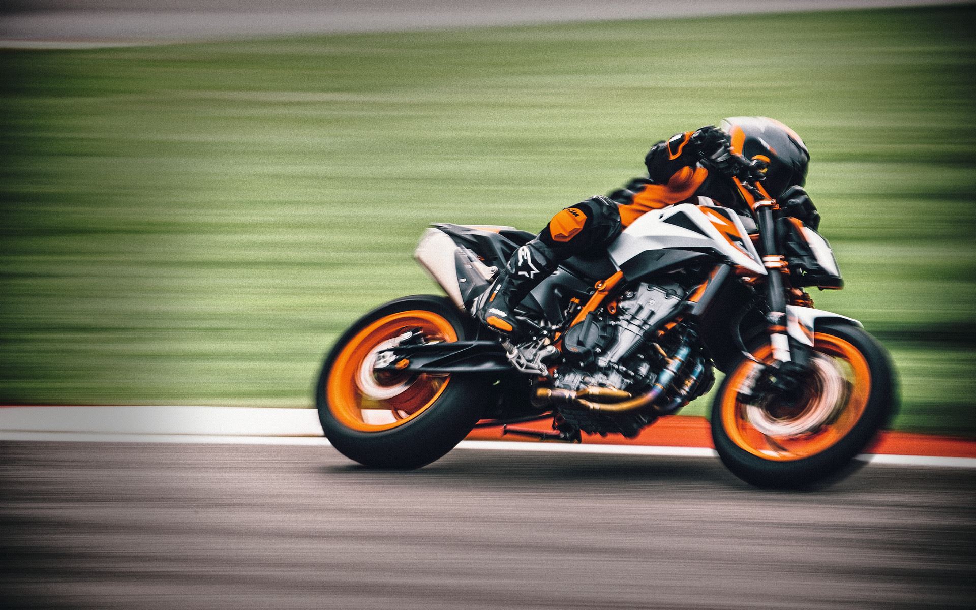 05-KTM-890-DUKE-R-Action-2
