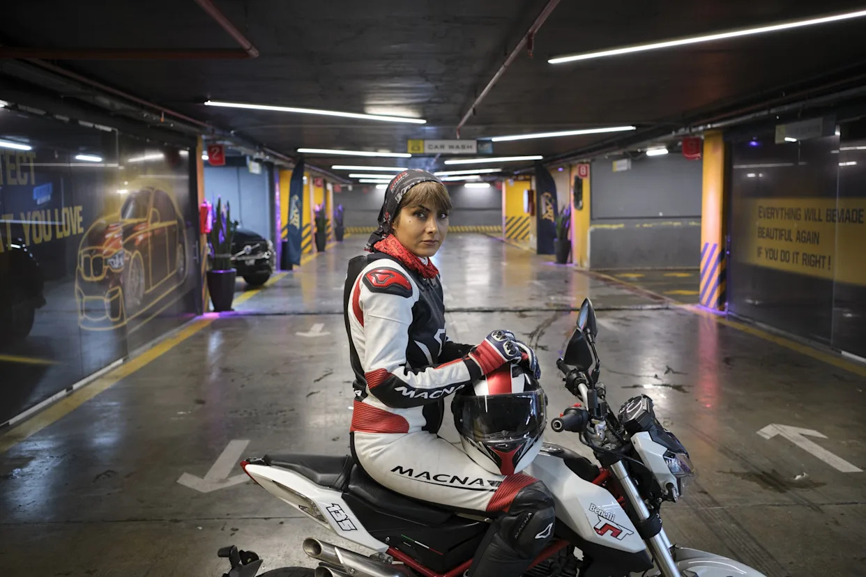 Irán insinúa que podría permitir a las mujeres conducir motocicletas - Yahoo Noticias