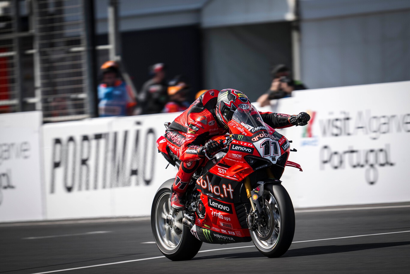 Nicolò Bulega plasma el dominio de Ducati en el estreno de Superbikes arrasando y Álvaro Bautista