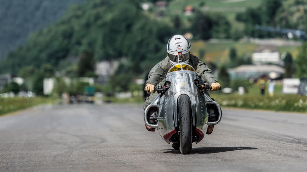 Motos: BMW R1200 R Spitfire: una dragster con mandos de avión y 'aliento a fuego' | Marca