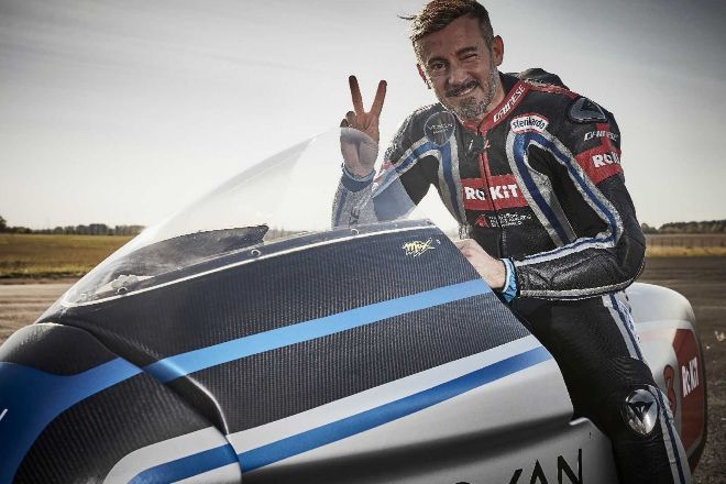 El campeón de MotoGP Max Biaggi sobre la Voxan Wattman.