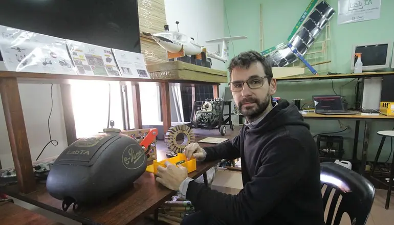 Avanzan con un kit para convertir motos a combustible en eléctricas
