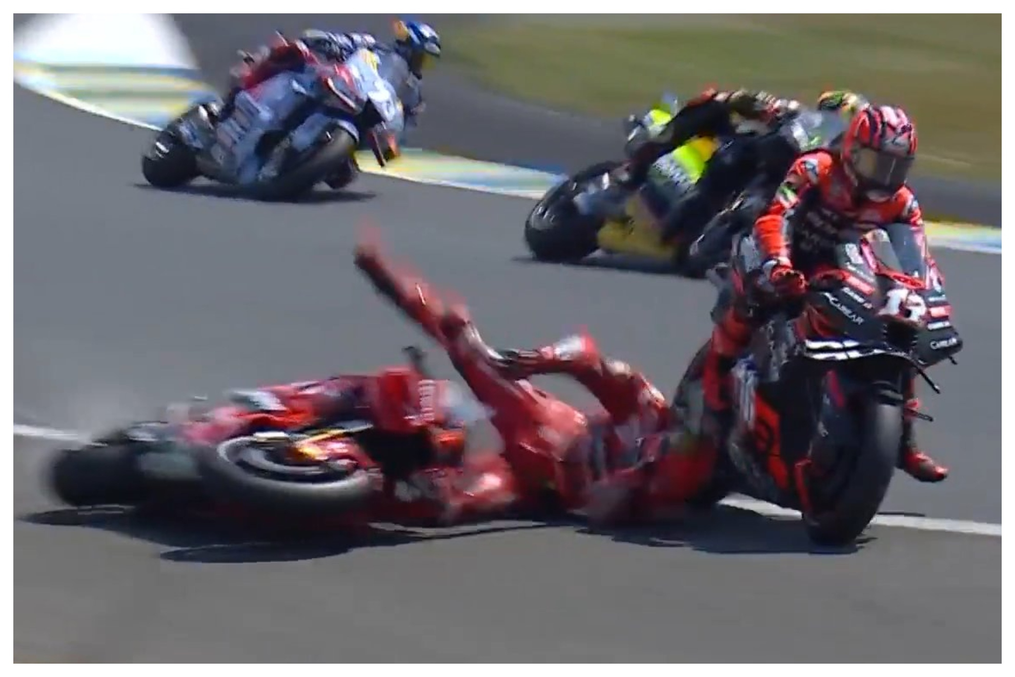 Bagnaia se va al suelo tras tocarse con Viñales.