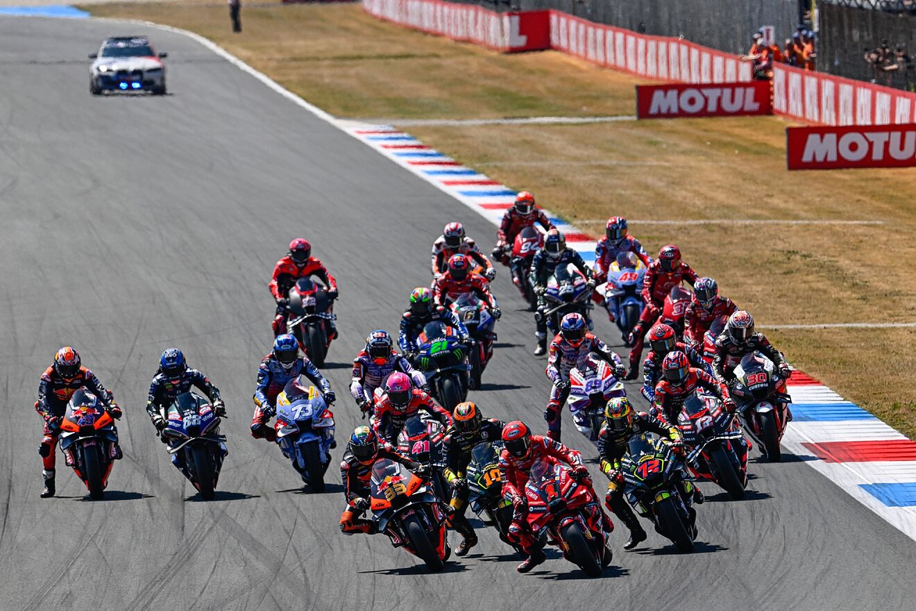 Salida de la carrera de MotoGP en Assen.