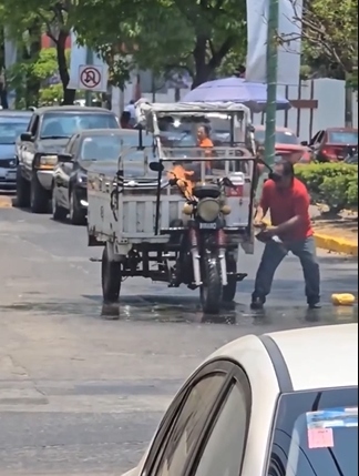 Un hombre apaga una moto ardiendo con una Coca-Cola y se hace viral en todo el mundo