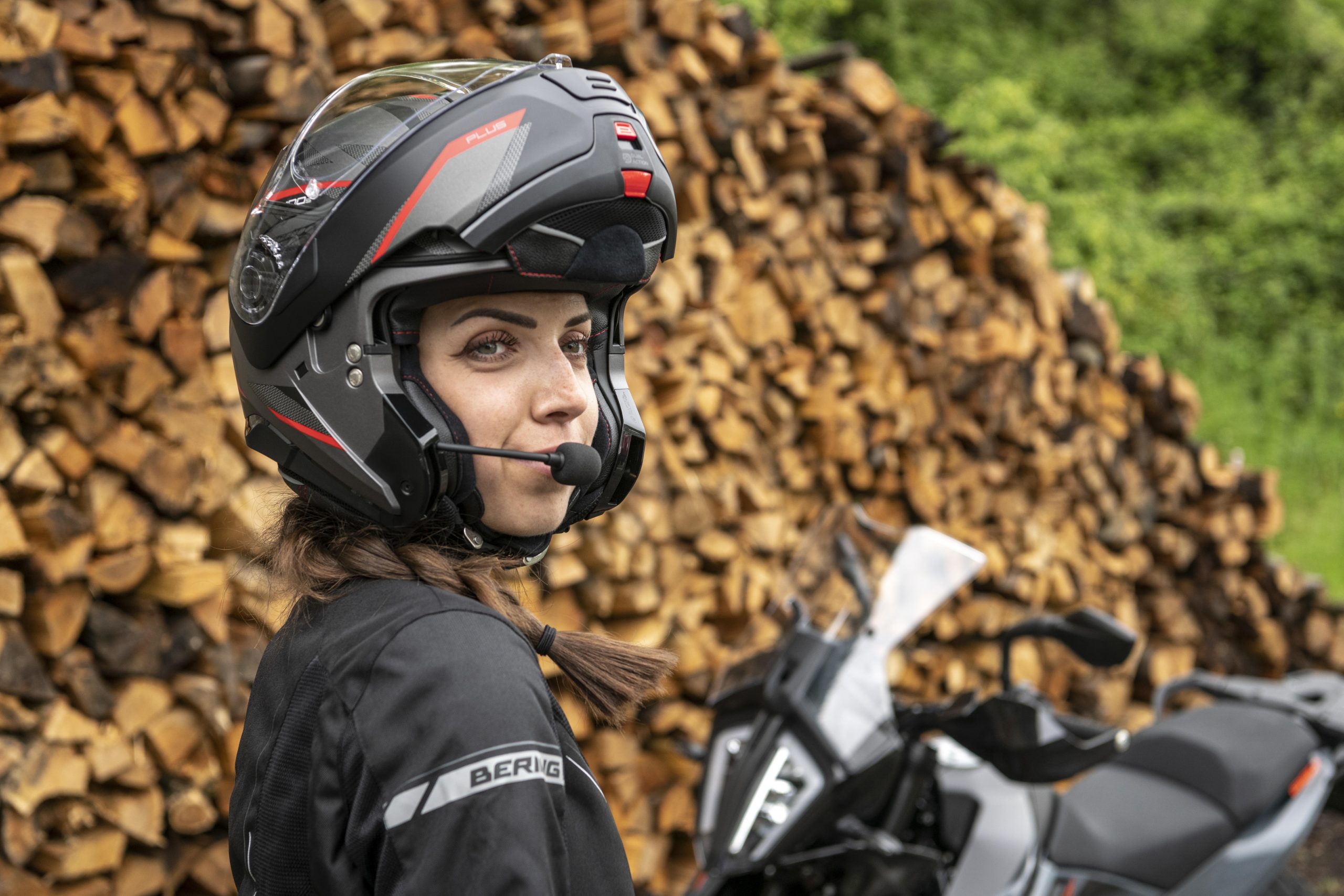 Explorando la comunicación en carretera: intercomunicadores Bluetooth para  Motociclistas | Blog Inducascos
