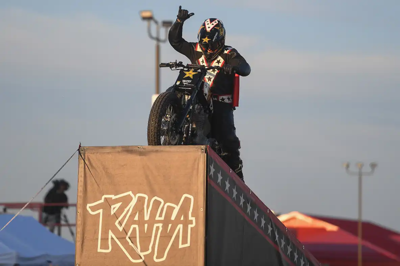 Piloto Colby Raha bate recorde mundial com salto histórico em Harley-Davidson - MotoNews - Andar de Moto Brasil