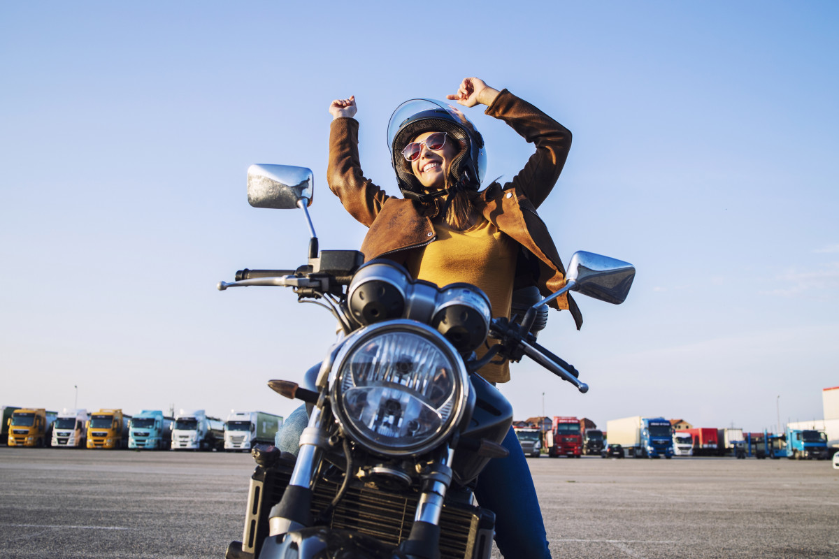 Te gusta viajar en moto? Descubre lo que debes saber para comprar la que mejor se adapte a tus necesidades