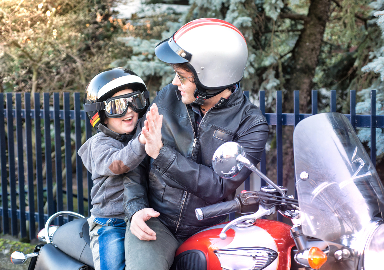 Todo lo que debes saber para llevar a un niño en moto: Edad mínima, equipación, postura...