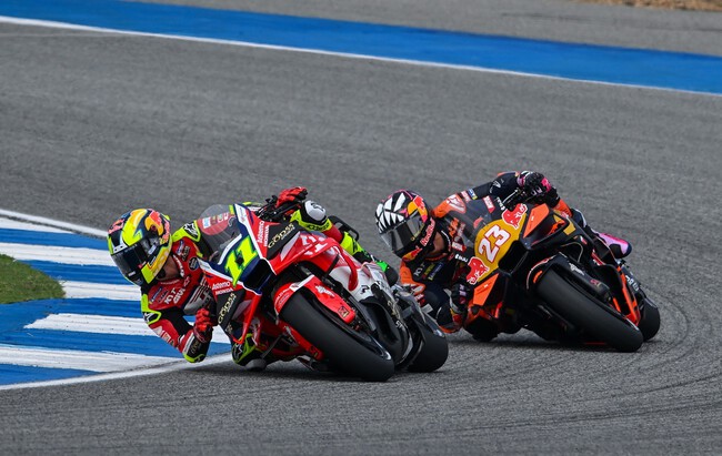 Pedro Acosta bate a Marc Márquez tras una polémica sanción en Tailandia y  Marco Bezzecchi la pifia a la primera