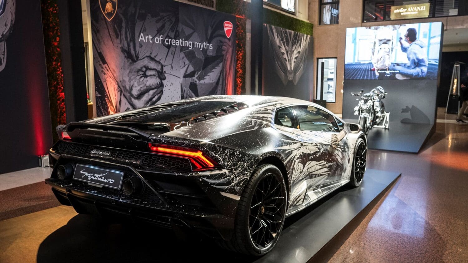 Lamborghini y Ducati se unen para celebrar el arte de Paolo Troilo - REVISTA AUTOSMAS