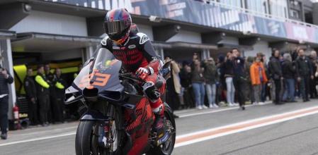Marc Márquez ya ha hecho el mediático debut como piloto del Gresini Racing. Al haber sido una concesión de Repsol Honda, equipo con el que tiene contrato oficialmente hasta final de año, el poder disfrutar de su primer test sobre la Ducati GP23  lo hace sin la decoración propia del equipo de Faenza y ha optado por una interesante combinación negra con el rojo anaranjado propio de su 'merchandising' MM93.