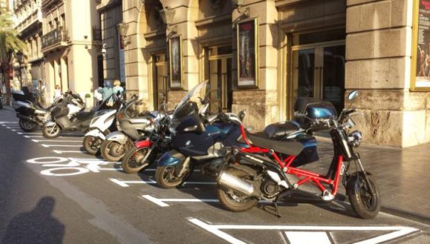 La ciudad española que ha prohibido aparcar scooter y motos en la acera