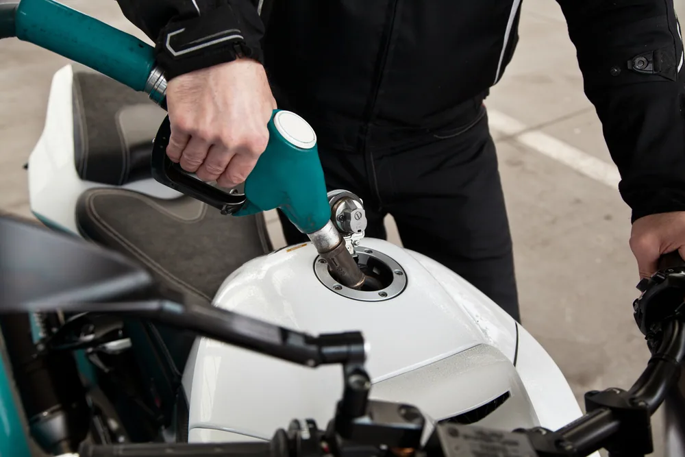 Cómo gastar menos combustible en tu moto | Cleverea®