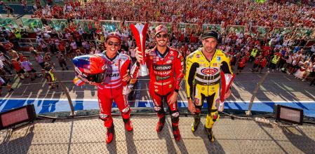 Marc Márquez, Pecco Bagnaia y Andre Iannone, en el podio de la 'Carrera de los Campeones' de Ducati