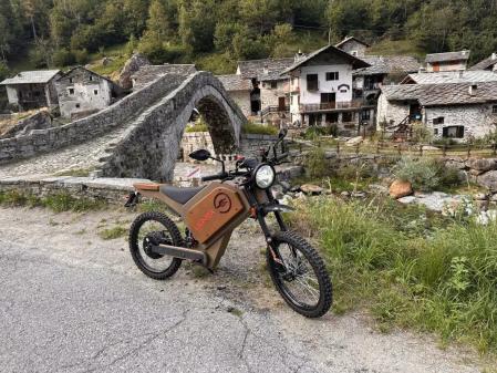 Un italiano hace historia al homologar y fabricar en serie una curiosa moto  construida en un material que ni imaginas, es la Moto Lignea