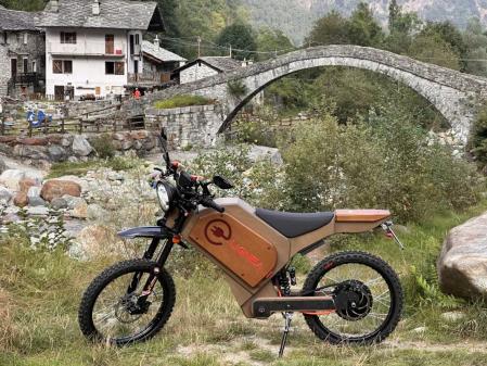 Esta peculiar moto de madera está alimentada por un tren motriz eléctrico con un motor de 3.000 vatios.
