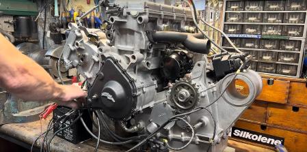 El motor V8 de la impresionante Norton Nemesis ha vuelto a rugir en el taller de Allen Millyard.