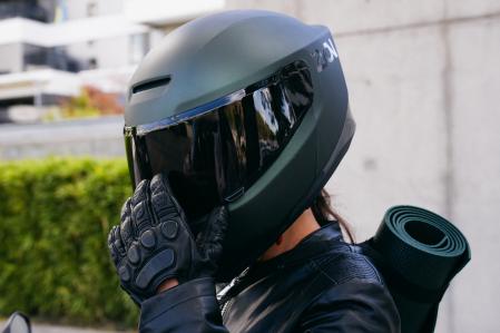 Llega una nueva marca de cascos española muy tecnológica y con app que te protege también de la contaminación, Zyon Helmets