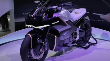 Horquilla invertida, dos discos con pinzas radiales y neumáticos Pirelli.