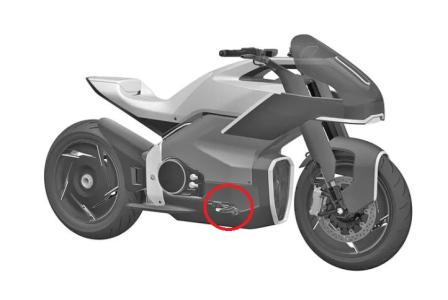 Las estriberas están muy avanzadas y carece de pedal de freno trasero.