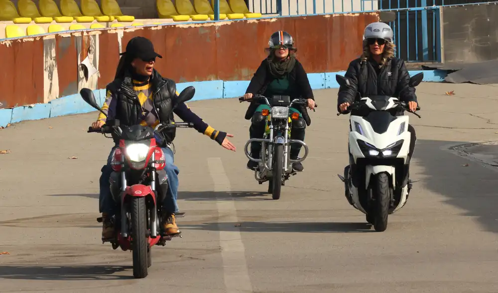 La medida pone fin a la ambigüedad legal que impedía conducir motocicletas a mujeres en Irán. Foto: AFP