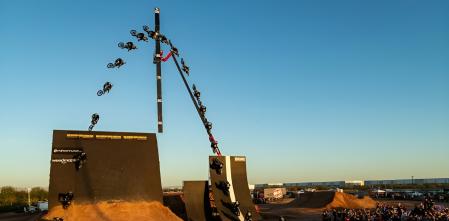 Colby Raha se elevó hasta los 27 metros verticales con su moto de motocross en su última exhibición de récord