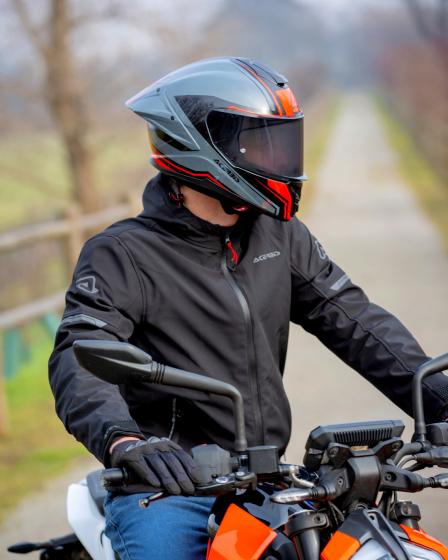 Ideal tanto para rutas largas como para trayectos urbanos, ofrece ligereza y un buen ajuste y ventilación.