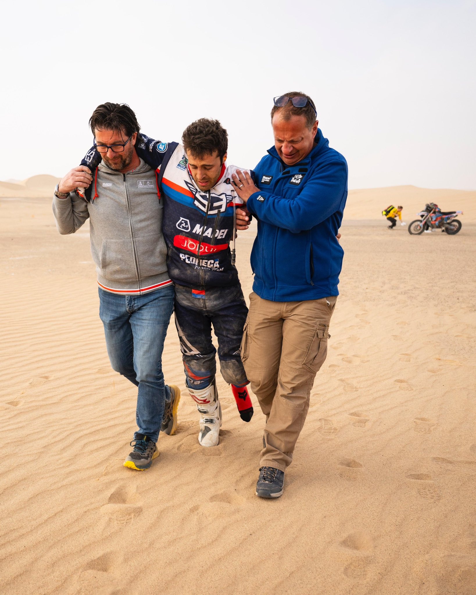 Escalofriante caída en el Rally Dakar: salió despedido de su moto, sufrió una grave lesión y debió ser trasladado en helicóptero en un día accidentado