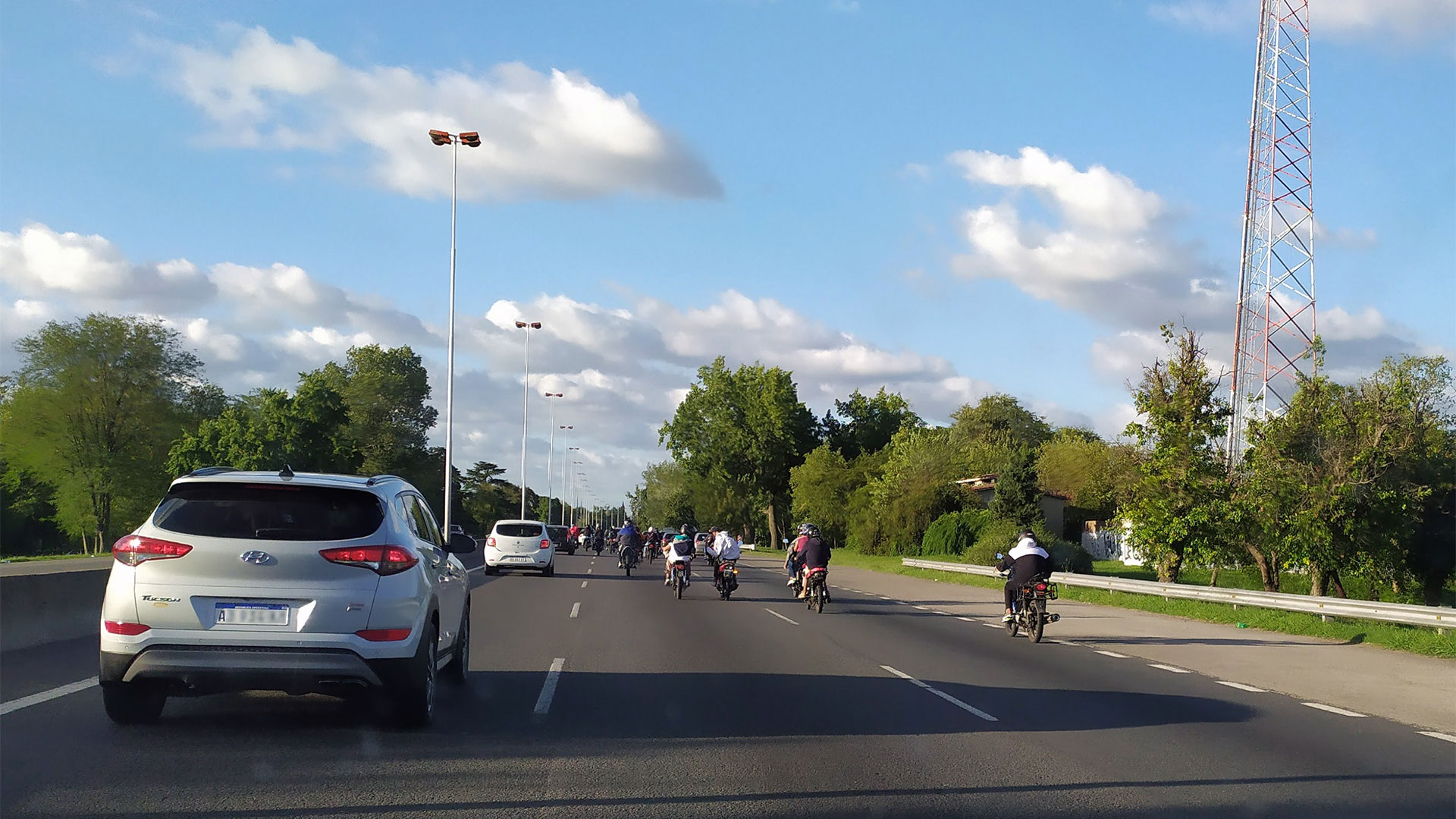 Desde hace años, cada fin de semana se ven escenas de alto peligro con centenares de motociclistas haciendo todo tipo de maniobras temerarias entre los automóviles. Todos lo saben, nadie hace nada