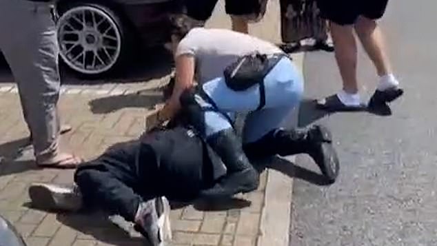 Other members of the public came to her aid after hearing her calls for some extra help