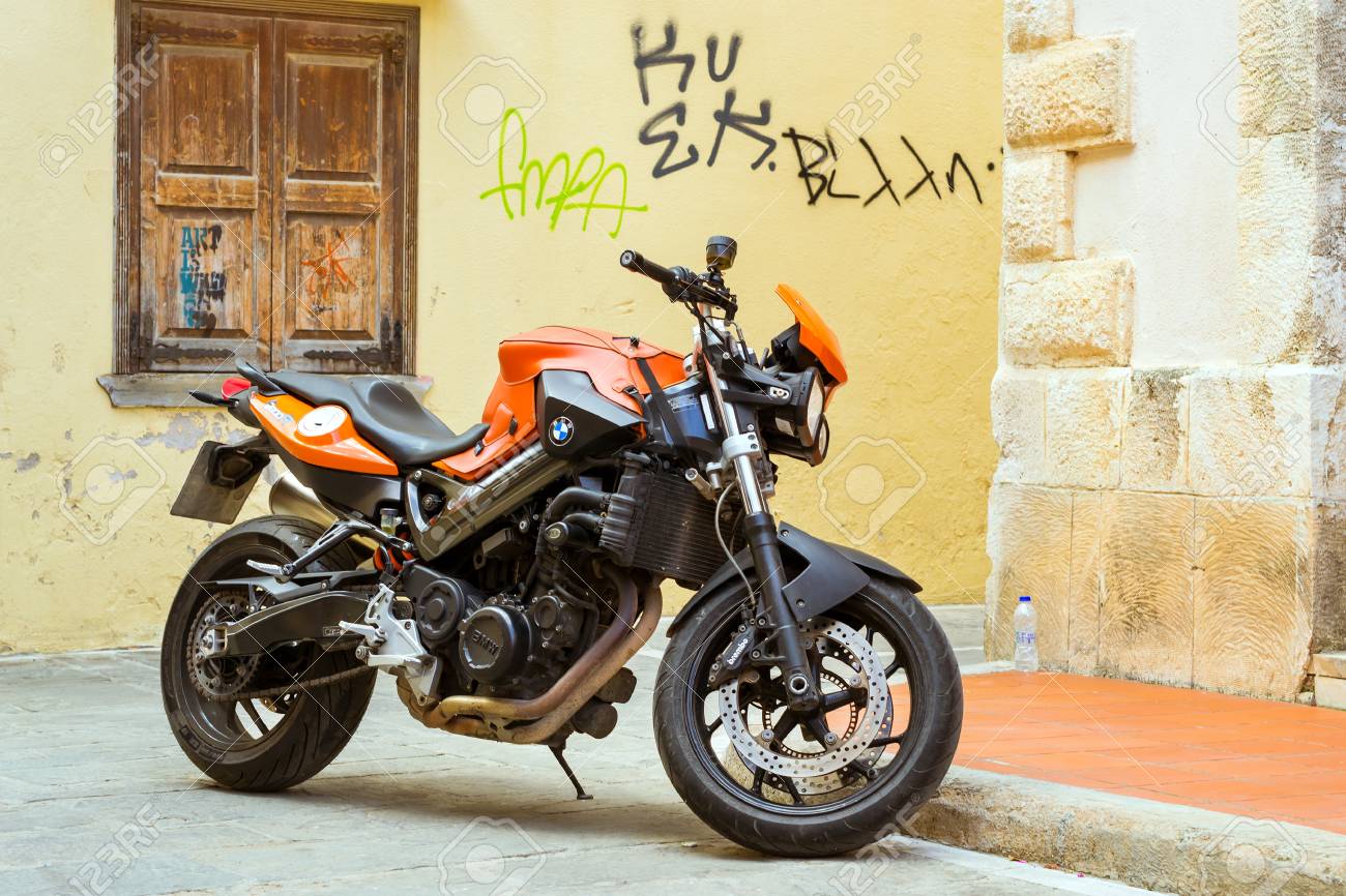 Rethymno, Grecia - 3 De Mayo De 2016: Motocicleta Bmw Del Deporte Parqueada  En La Calle Turística Estrecha. Ciudad De Vacaciones Rethymno En Grecia.  Arquitectura Mediterránea En La Isla De Creta Fotos,