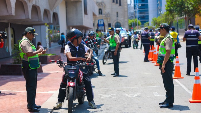 El coordinación con la PNP realizamos operativos de control de identidad y  documentación a motos en distintos puntos del distrito - Noticias -  Municipalidad Distrital de San Isidro - Lima - Plataforma del Estado Peruano