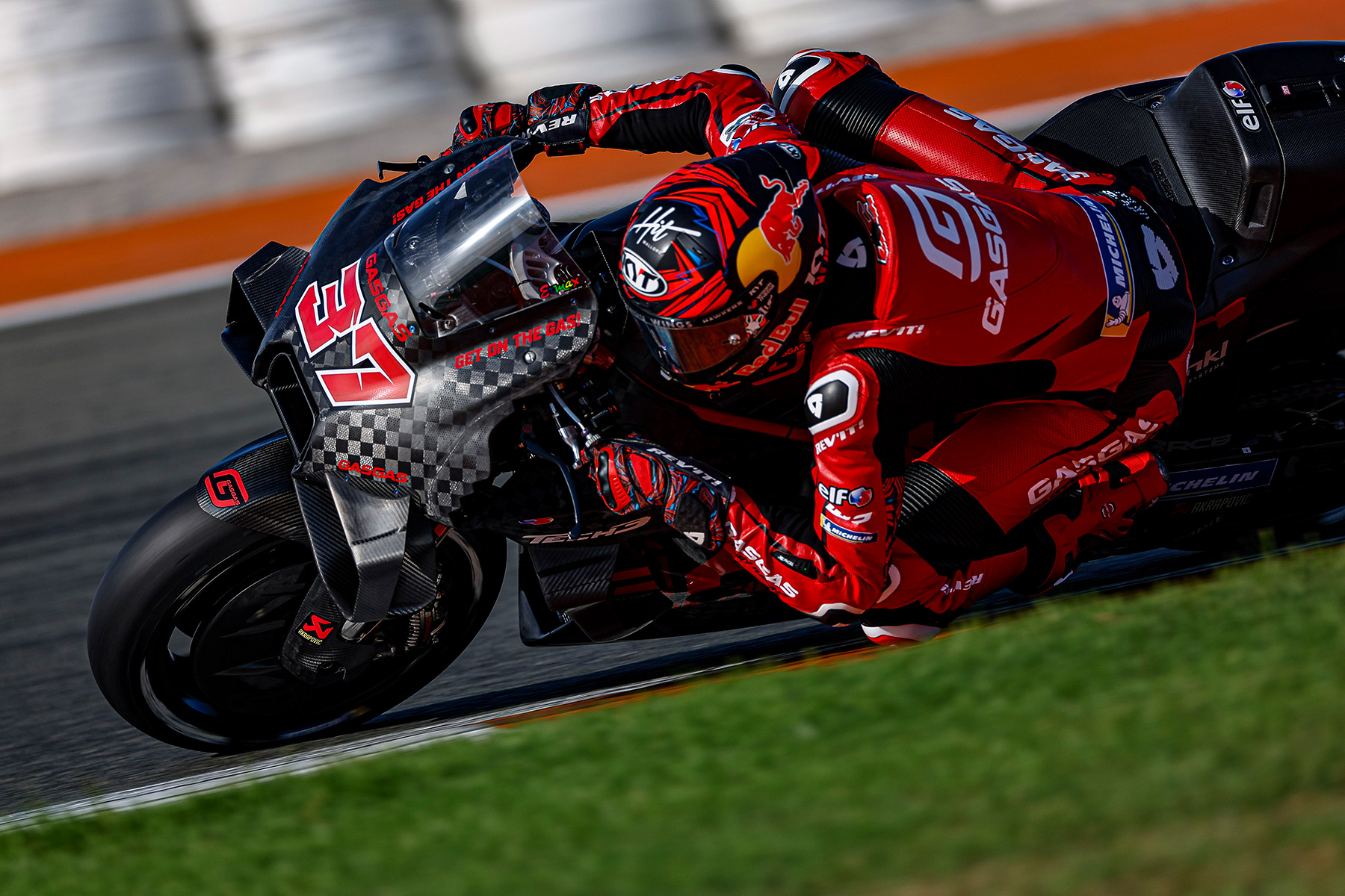 Augusto Fernández y su estreno en MotoGP: «Salí a la primera vuelta  'cagado' y pensando: "No la líes"» - Motorbike Magazine
