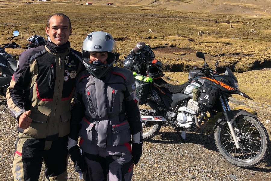 Pareja de moteros colombianos asaltada en Argentina