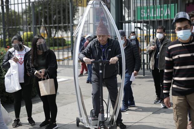 Los transeuntes miraban con asombro el desplazamiento de Juan en la cápsula. (Foto: Anthony Nino / GEC)